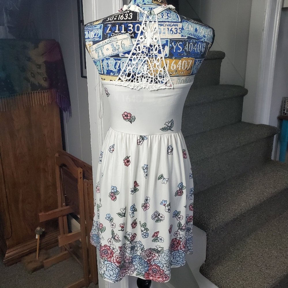 WHITE FLORAL SUNDRESS! - Picture 5 of 16
